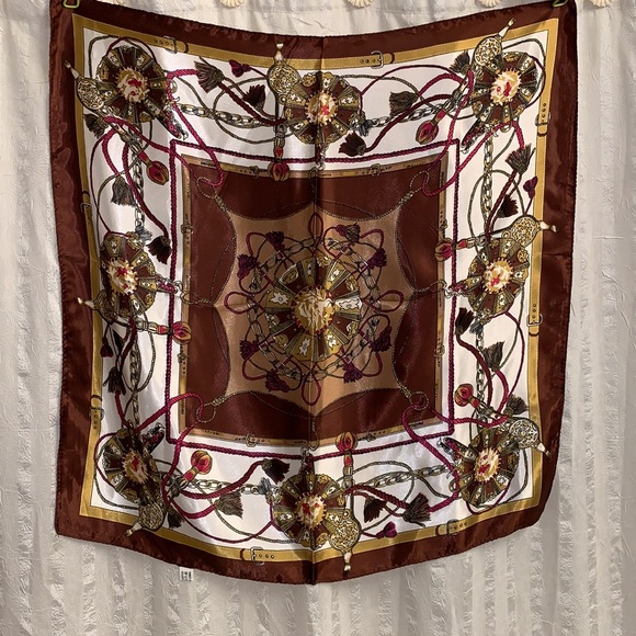 Stunner! Stunning! Spun polyester that is equal to silk! - Picture 3 of 8